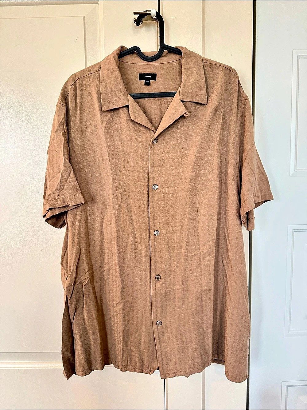Express | Lightweight Textured Button Down Shirt | Brown | Size Large